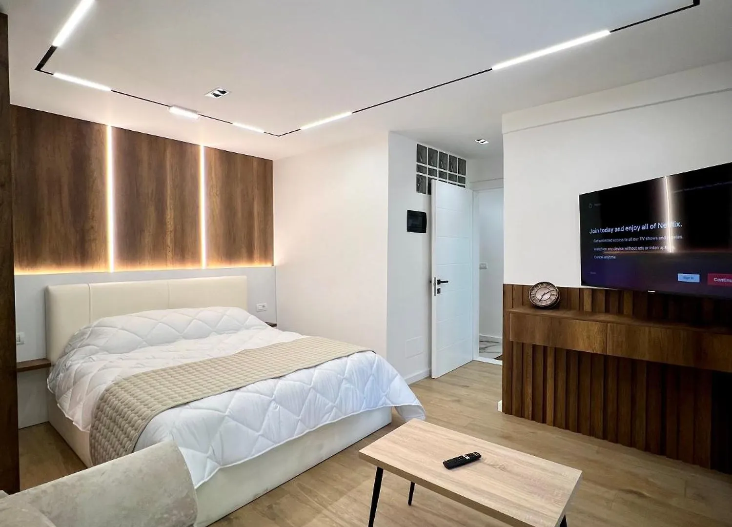 Aria\'S Apartments contacts